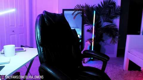 oliviaowens @ chaturbate on 20231025