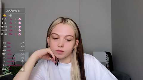 small_blondee @ chaturbate on 20231025