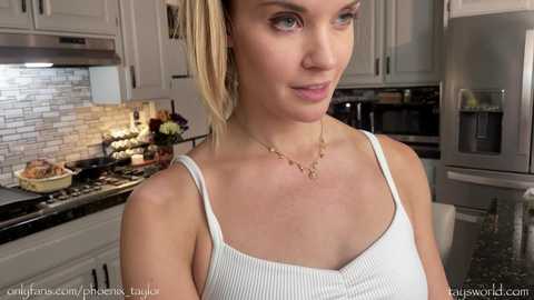 phoenix_taylor @ chaturbate on 20231116