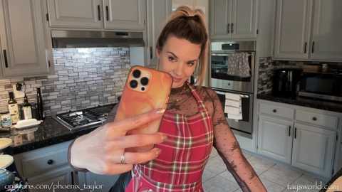phoenix_taylor @ chaturbate on 20231122