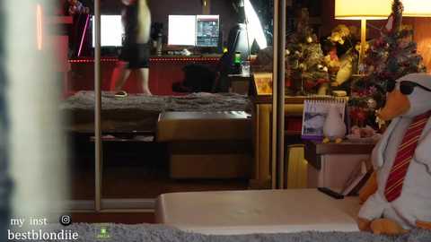 bestblondiiecb @ chaturbate on 20231217