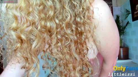 little_izzi @ chaturbate on 20231224