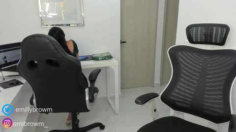 emillybrowm @ chaturbate on 20240405