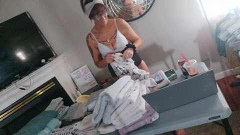 kikilovespartylights @ chaturbate on 20250819