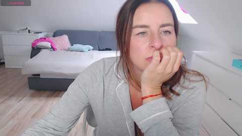 emerald_kittycat @ chaturbate on 20251019