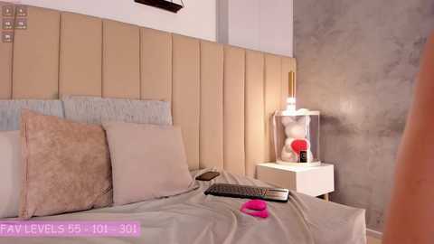 zoemonroee_ @ chaturbate on 20251024