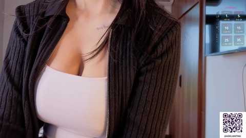 adelia_ntmu @ chaturbate on 20251102