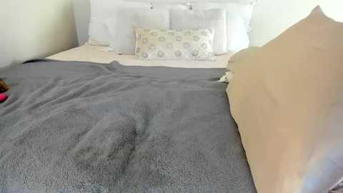 sexxylaurab @ chaturbate on 20251105