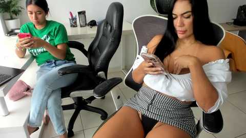 emillybrowm @ chaturbate on 20251124