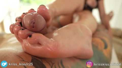 krisskissshow @ chaturbate on 20251203