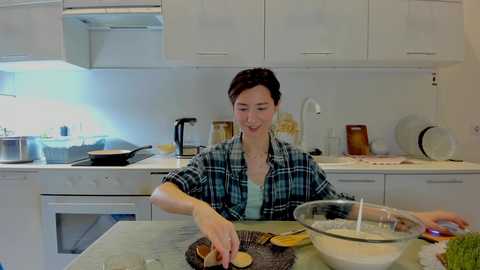 crystalnut @ chaturbate on 20251204