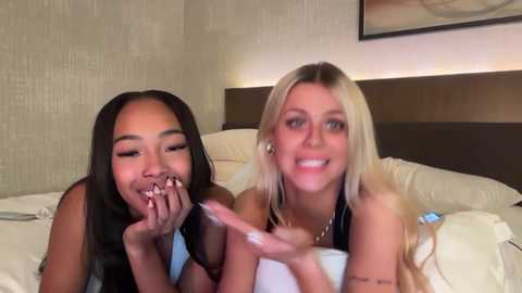 ella_hill @ chaturbate on 20251211