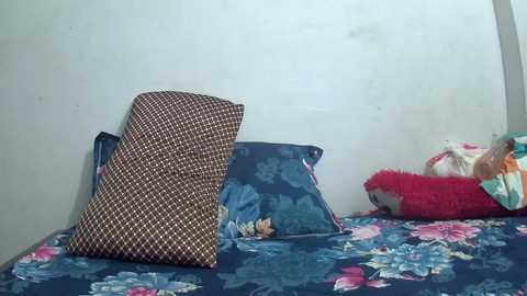 the_right_girl @ chaturbate on 20251223