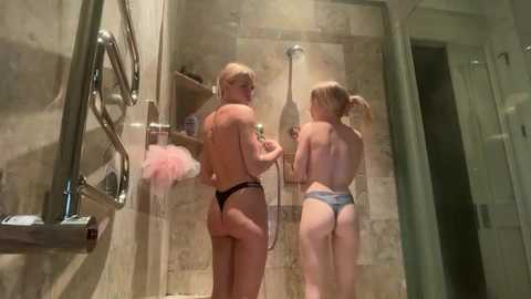 lunarose17 @ chaturbate on 20251231