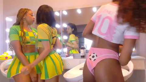petitestrawberry18 @ chaturbate on 20260225