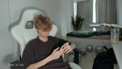 wawesuck @ chaturbate on 20260318