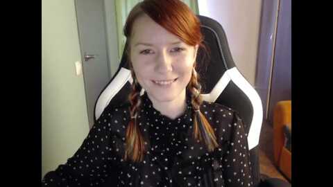 nikifoks18 @ myfreecams on 20230906