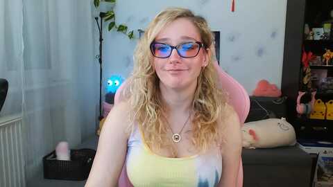 monicmoon18 @ myfreecams on 20230913