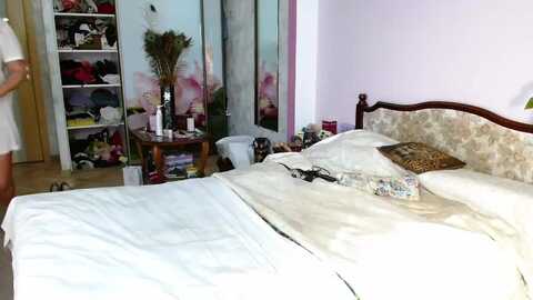 juliannalux @ myfreecams on 20230915