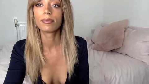 missluna22 @ myfreecams on 20230915