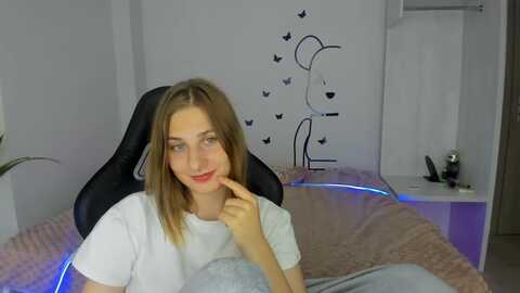 goldcanary @ myfreecams on 20230917