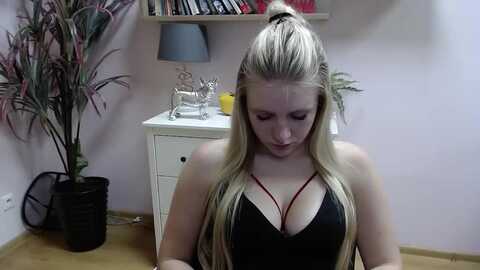 luxxmindy @ myfreecams on 20230921