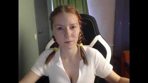 nikifoks18 @ myfreecams on 20230922