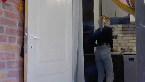 karoline121 @ myfreecams on 20231007