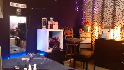 littlemisszee @ myfreecams on 20231010