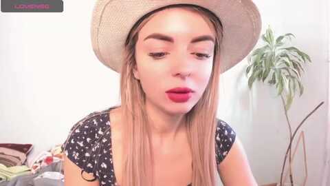 elliefloyd @ myfreecams on 20231013