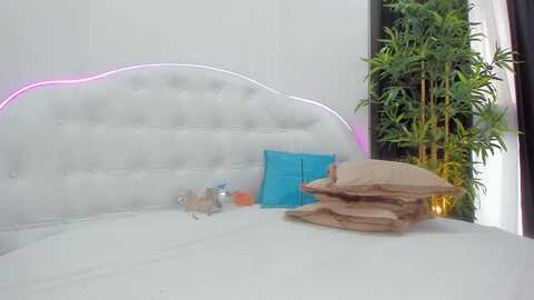 alma_whiteee @ myfreecams on 20231016