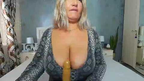 jessylove20 @ myfreecams on 20231016