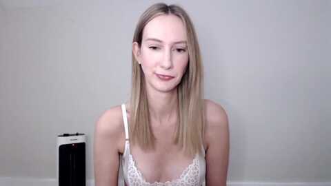 strwberrymoon @ myfreecams on 20231016