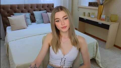 ccrystalsoul @ myfreecams on 20231017