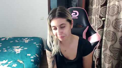 diamond06 @ myfreecams on 20231018