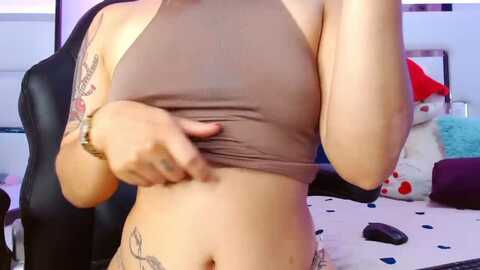 sarellelopez @ myfreecams on 20231018