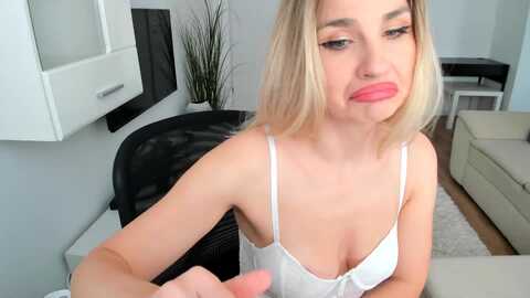 alymiss @ myfreecams on 20231023