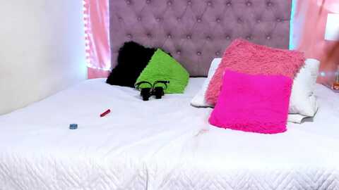 nicolsaenz @ myfreecams on 20231026