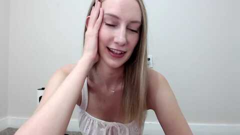 strwberrymoon @ myfreecams on 20231028