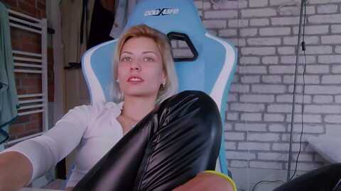 karoline121 @ myfreecams on 20231105