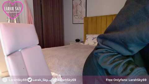 larah_sky @ myfreecams on 20231112