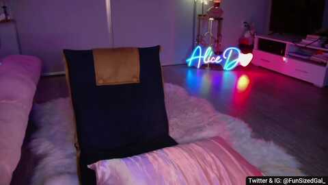 funsizedgal @ myfreecams on 20231117