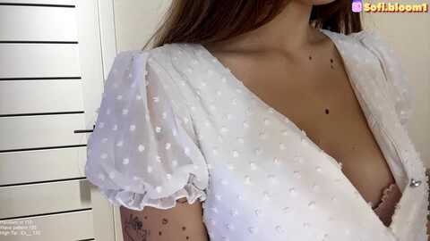 sofibloom111 @ myfreecams on 20231117