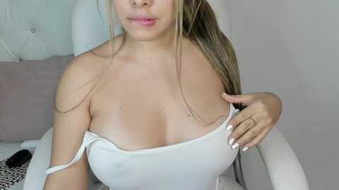 manelyk222 @ myfreecams on 20231120