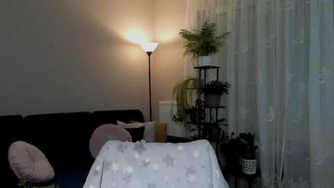 starvanessa1 @ myfreecams on 20231120