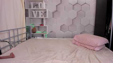 ladylizzi @ myfreecams on 20231121