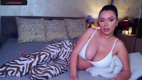 busty_cristal @ myfreecams on 20231124