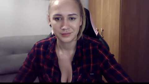 catrinlips @ myfreecams on 20231124