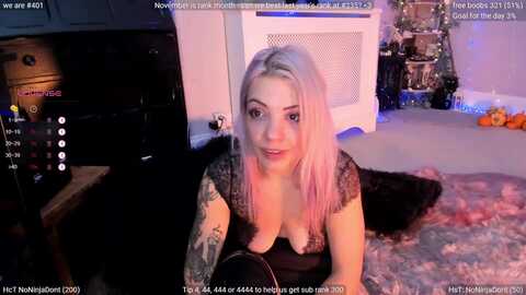 lunawolfie @ myfreecams on 20231125