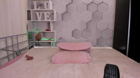ladylizzi @ myfreecams on 20231127